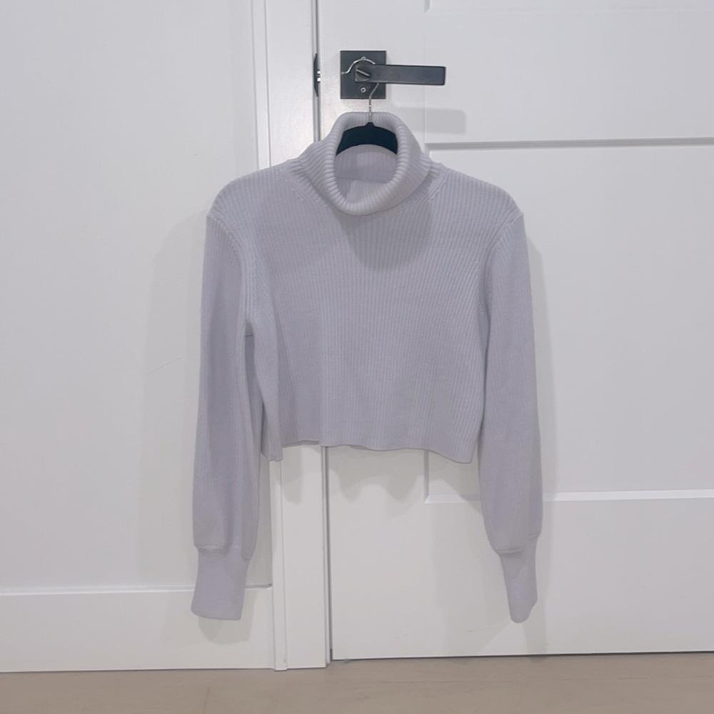 Aritzia Wilfred Rebecca cropped sweater XS

Light grey/ blue color